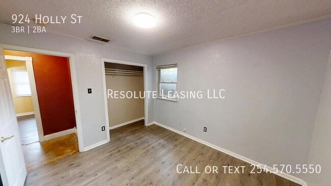 Building Photo - 924 Holly St