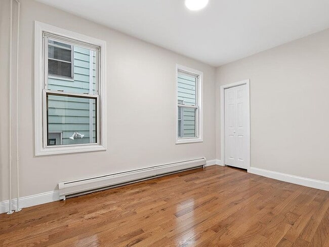 Building Photo - 3-Bedroom Gem with Modern Comfort in Bayonne – 1300 Sq. Ft. of Urban Living!"