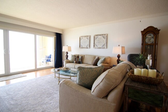 Building Photo - REEF CONDO DIRECT OCEAN FRONT