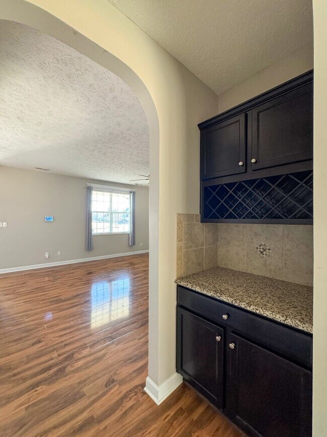 Building Photo - Beautiful 5 Bed 2.5 Bath Home with Main Level Primary Bedroom