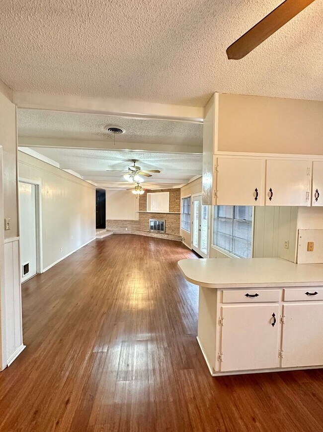 Building Photo - COMING JUNE 2026 - Spacious 3 Bedroom 2 Bathroom Home in College Hills Neighborhood!