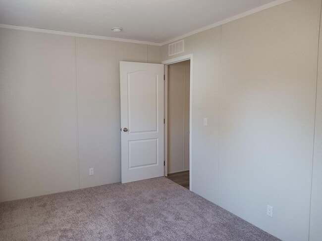 Building Photo - 60 Violet Dr