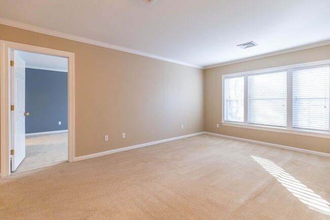 Building Photo - Spacious and Bright 1 bedroom Condo