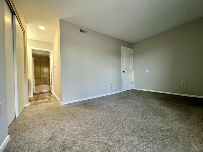 Building Photo - 87 W Van Lake Dr