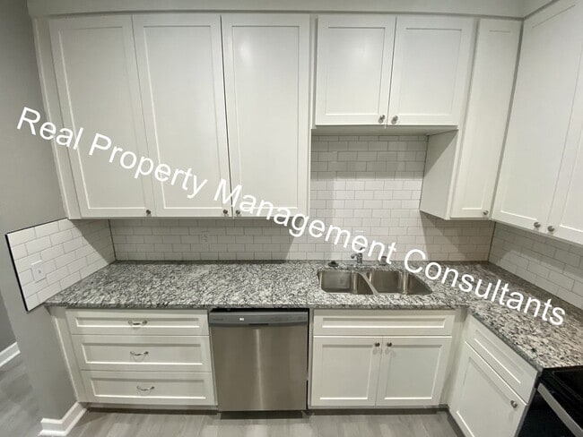 Building Photo - Renovated 3-Bedroom Home! Deposit Free Living Available via Obligo