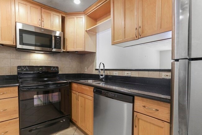 Building Photo - 12 Pond Ln