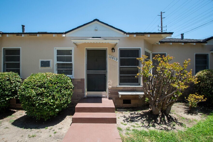 Building Photo - 10839 Moorpark St
