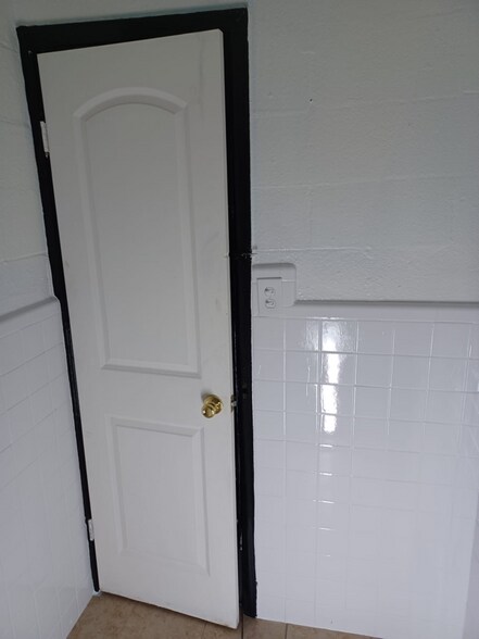 Building Photo - 906 E Lucas Ave