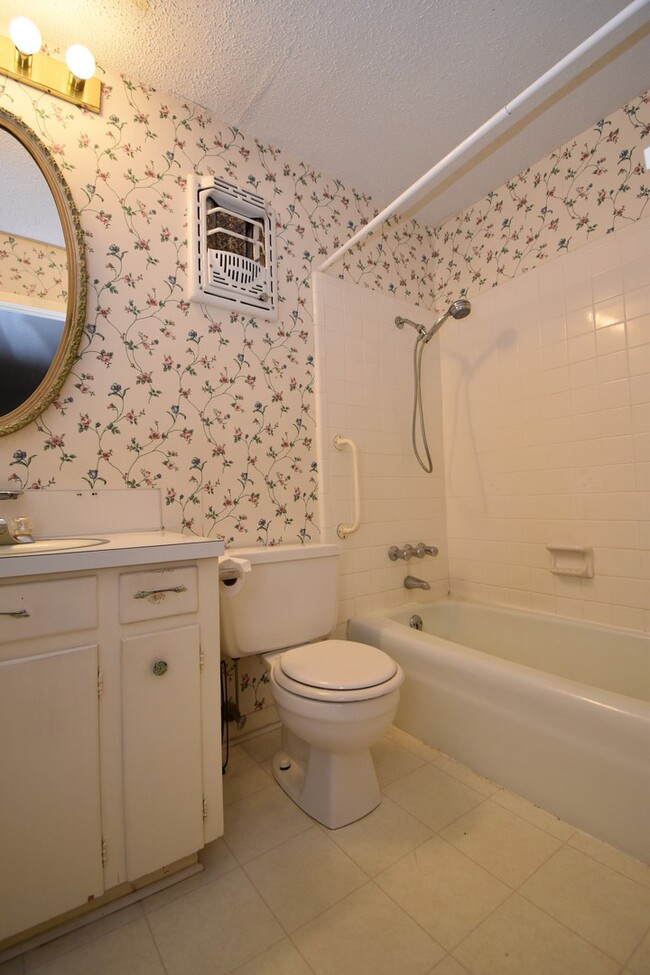 Building Photo - Spacious 3 Bed 2 Bath