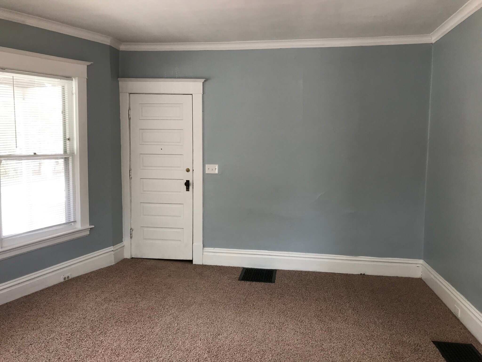 Building Photo - 128 Luton Ave SE