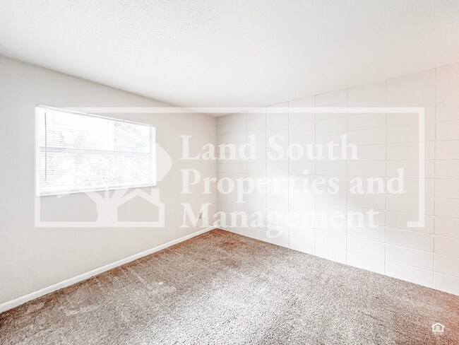 Building Photo - 725 E Lime St