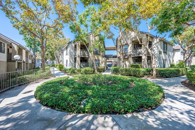 Building Photo - Oak Tree Court Apartment Homes