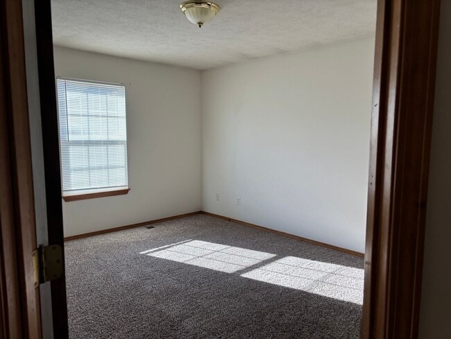 Building Photo - Two bedroom, 2 bath, 2 car garage duplex i...