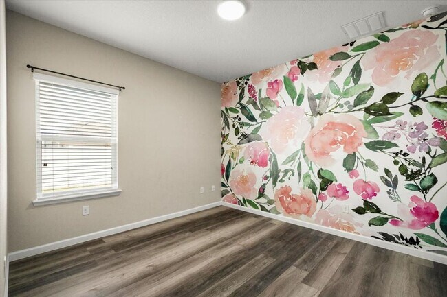 Building Photo - Beautiful 3/2 with Fully Fenced Backyard a...