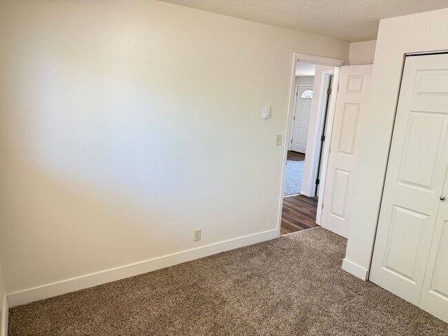 Building Photo - Updated single level 2 bed/1 bath duplex in Springfield!