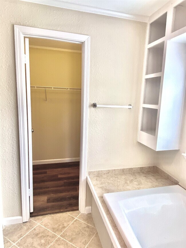 Building Photo - 11720 W Small Oaks Ln