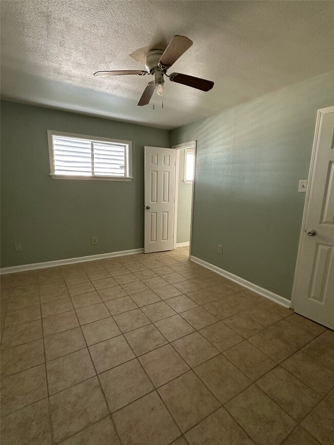 Building Photo - 516 Holiday Dr