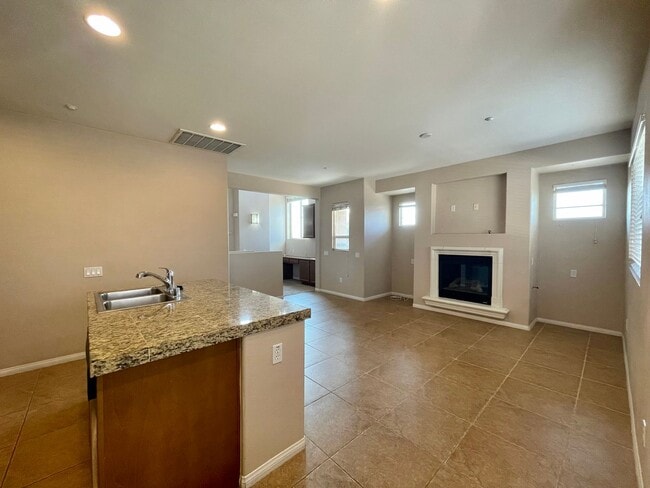 Building Photo - AVAILABLE NOW !!! 2 Bedroom 2 Bathroom 2 Story Condo in Palm Desert