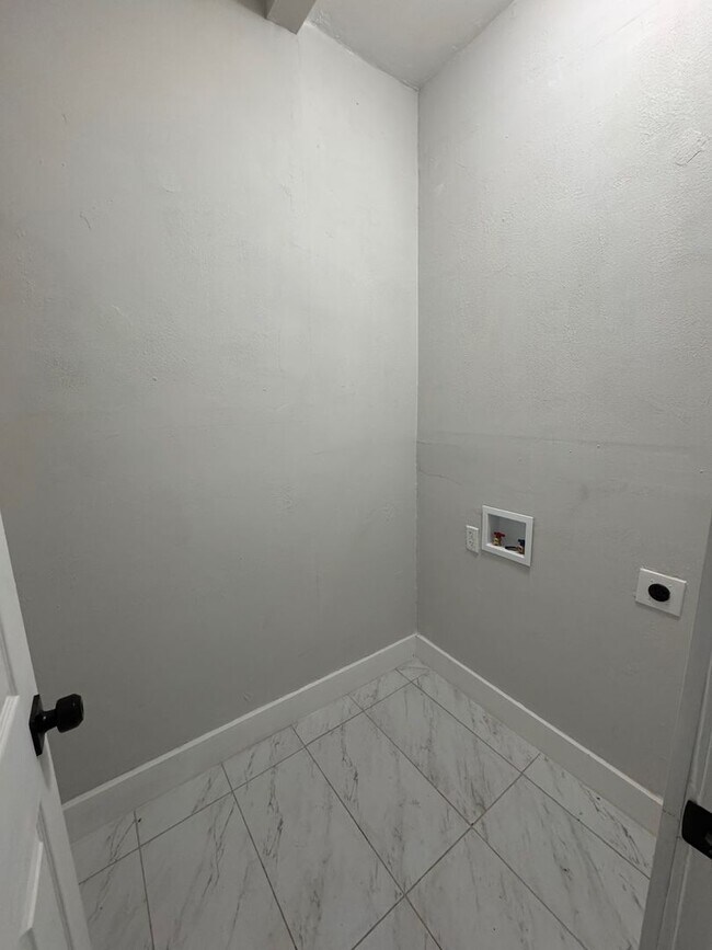 Building Photo - Updated Farm House in Central Waco