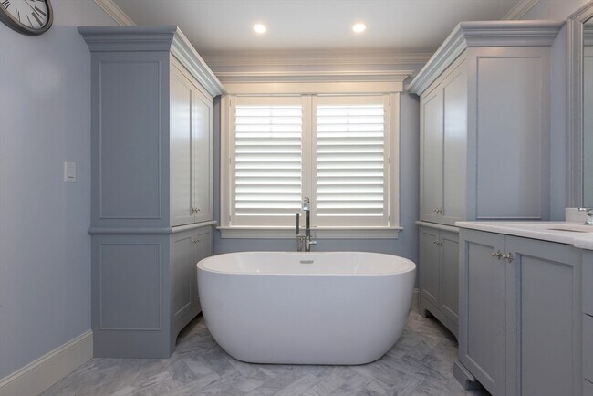 Building Photo - 25 Cushing Ave