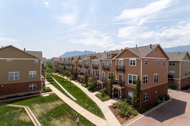 Building Photo - Downtown Living with Style & Views!