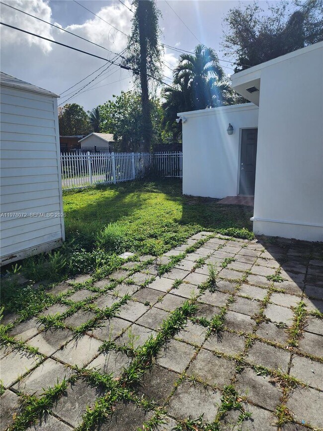 Building Photo - 1030 NW 48th St