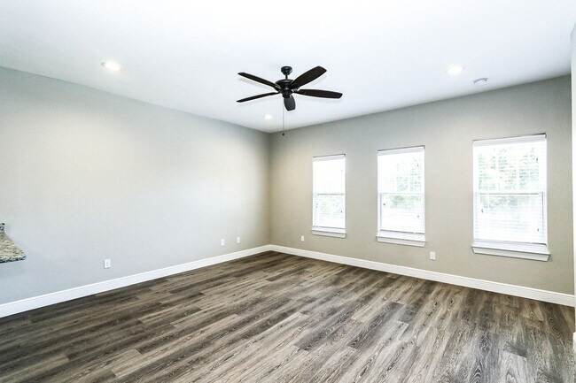 Building Photo - 3 Bed 3 Bath with rooftop Deck!