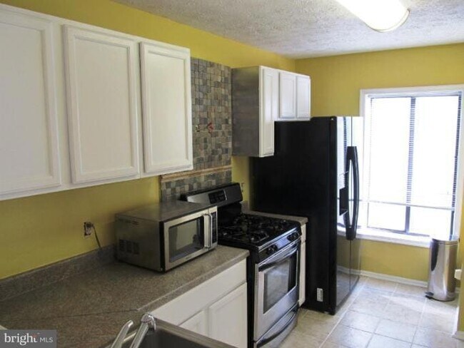 Building Photo - 2219 Hunters Run Dr