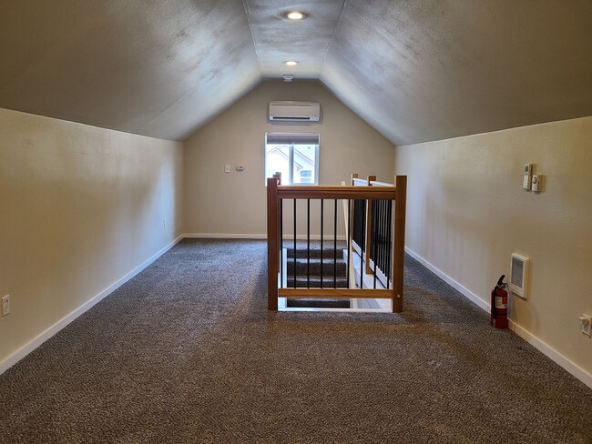 Building Photo - Beautifully Updated South Tacoma 3 Bedroom