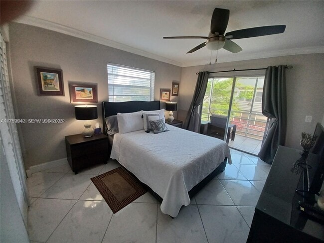 Building Photo - 559 Normandy L