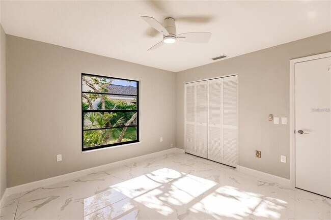 Building Photo - 904 S Doral Ln