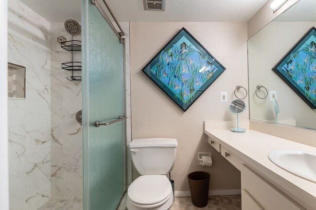 Building Photo - Conveniently located, furnished, 2 Bed, 2 ...