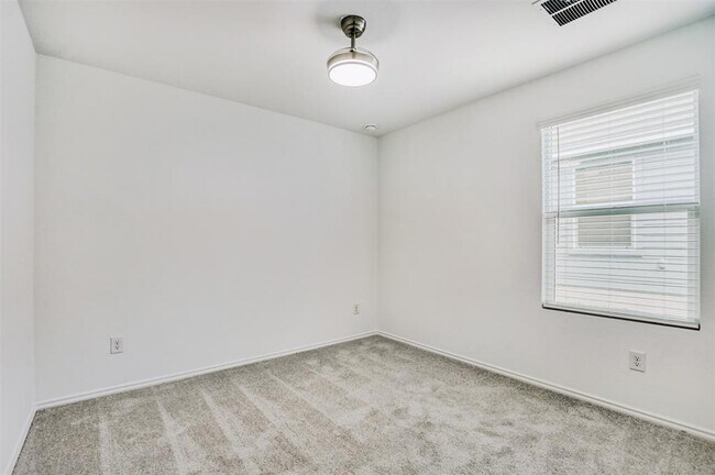 Building Photo - 206 Kings Row Ln