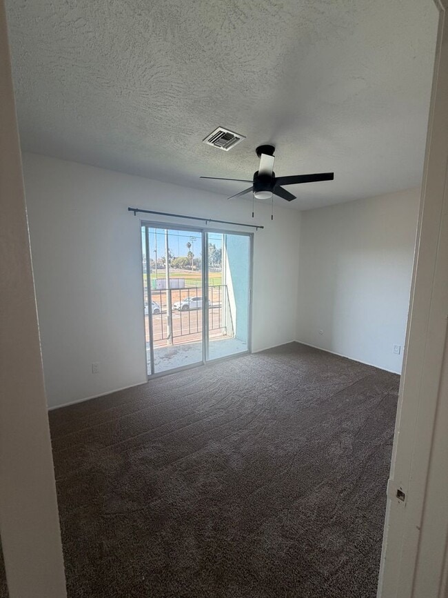 Building Photo - Spacious 3 bed / 1.5 bath townhome - La Mesa