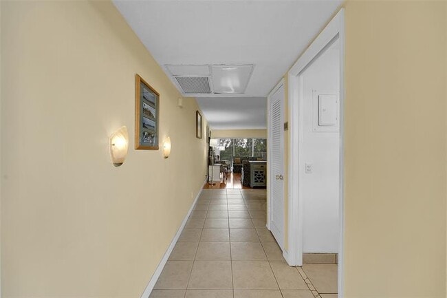 Building Photo - 3150 N Palm Aire Dr