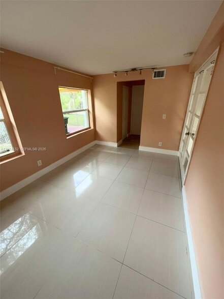 Building Photo - 14215 NE 9th Ave