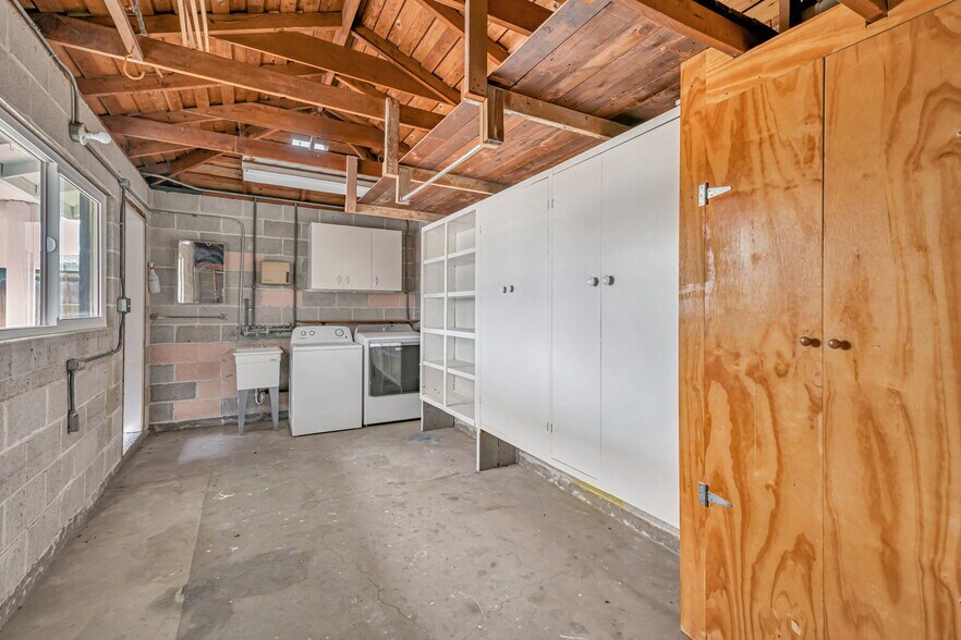 Building Photo - 5400 Valletta Way