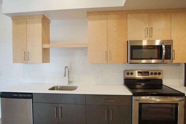 Building Photo - App Fee Special: Top Floor Modern 2 Bdr w/ W&D + AC!