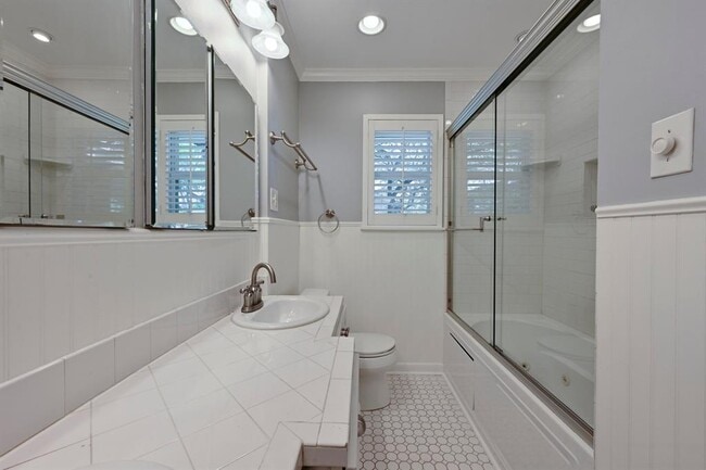 Building Photo - 3103 S Oak Dr