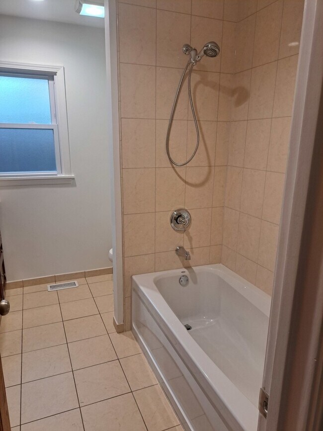 Building Photo - 2045 Farrell Ave