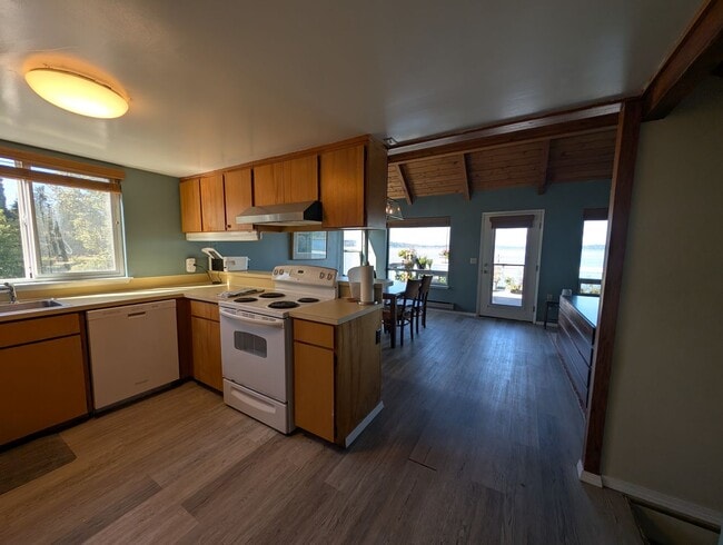Building Photo - A Luxury Beachfront Lodge Awaits! For Rent...