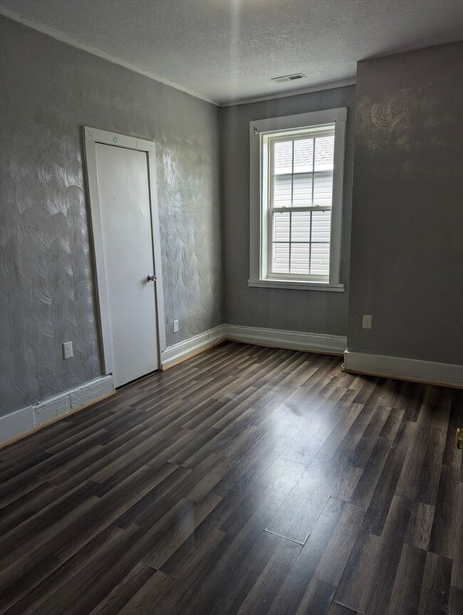 Building Photo - MOVE IN READY 4 Bedroom in the Heart of Portsmouth!