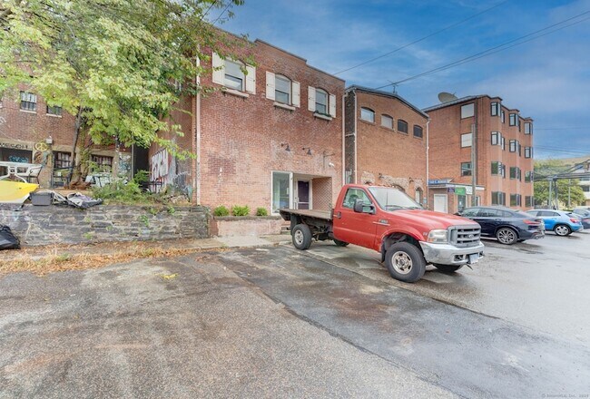 Building Photo - 750 Main St