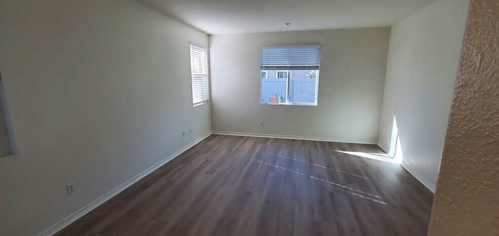 Building Photo - 1325 Juanita Ave