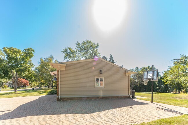 Building Photo - 2616 Douglas Dr
