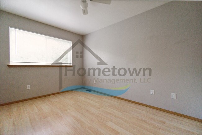Building Photo - 4 Bedroom 2 Bathroom Home with Attached 2 ...