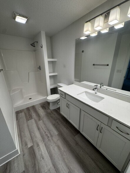 Building Photo - 619 NE Oak Ridge Dr