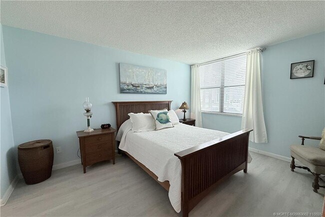 Building Photo - 1950 SW Palm City Rd