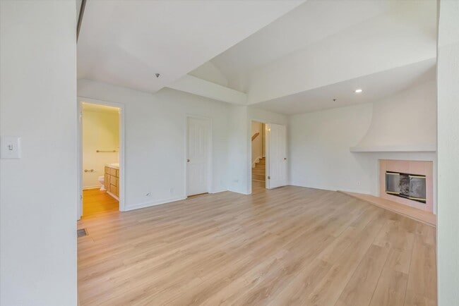 Building Photo - Spacious Townhome in Palo Alto