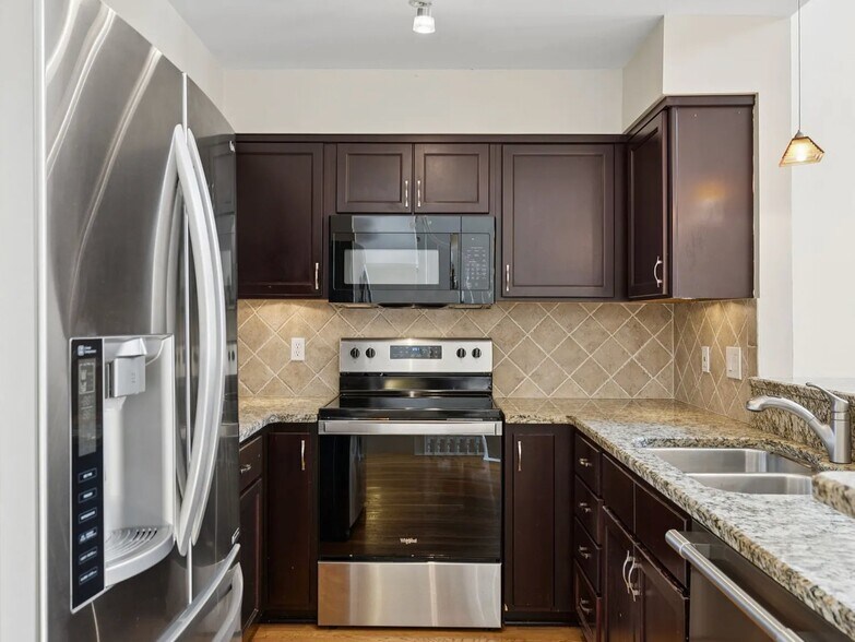 Building Photo - 231 Glenstone Cir